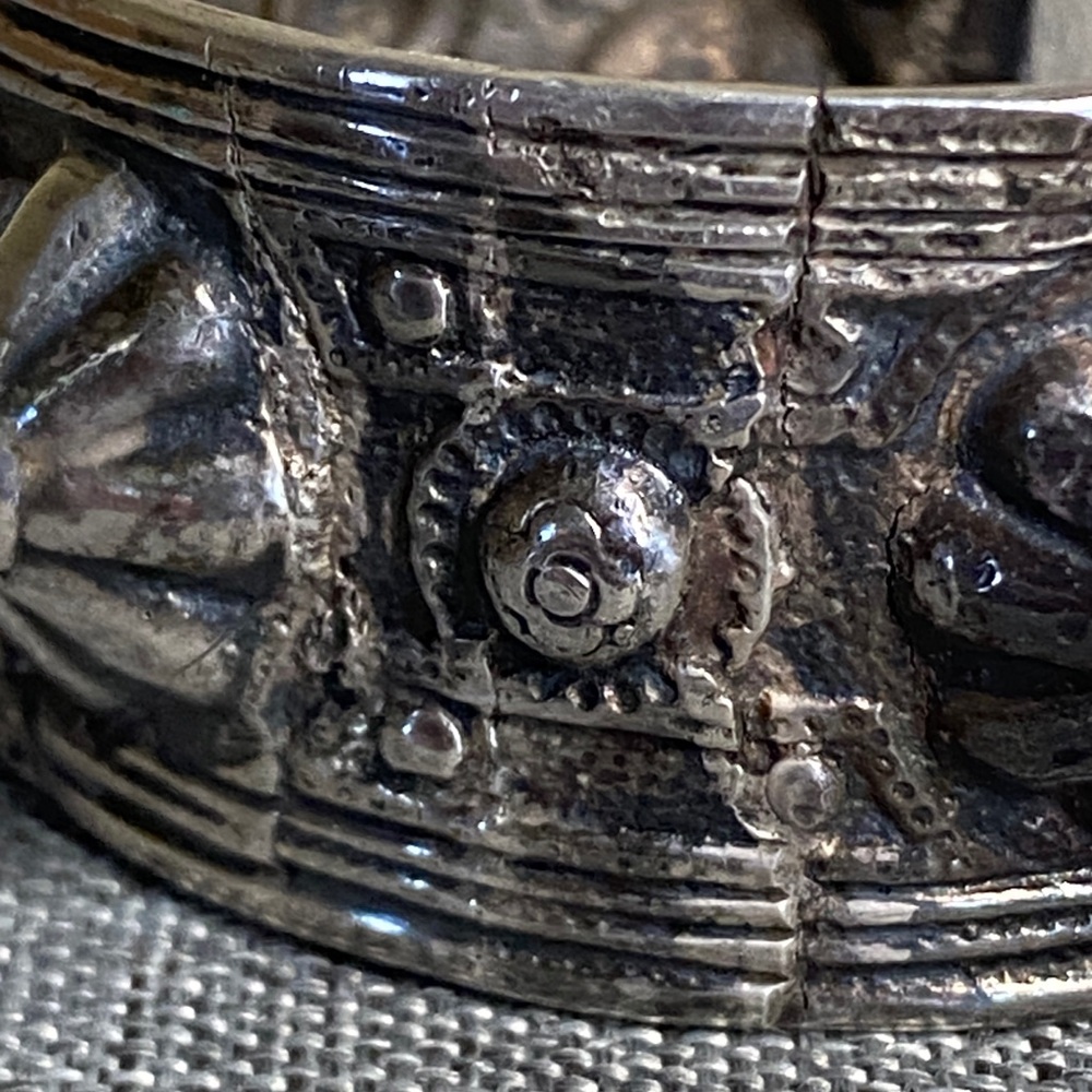 Antique Repousee Silver Bracelet (61.6 grams) - Picture 8 of 14